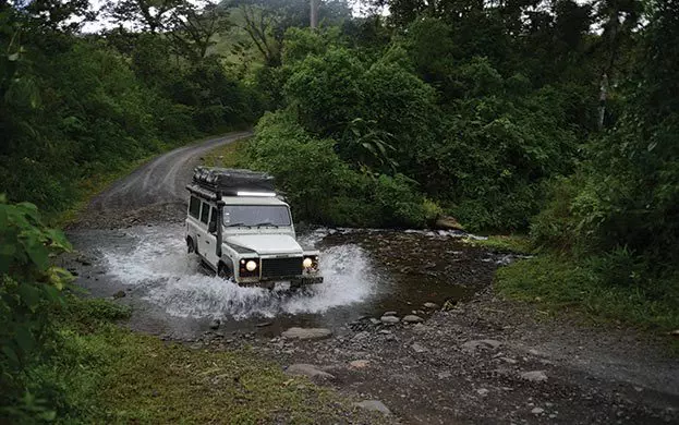 Land-Rover-4x4-Arenal-Costa-Rica-rivercrossing