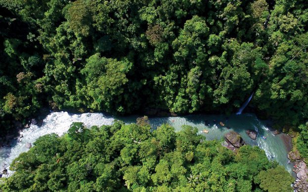 Aerial-shot-of-rafters-on-the-Pacuare-River-Rios-Tropicales