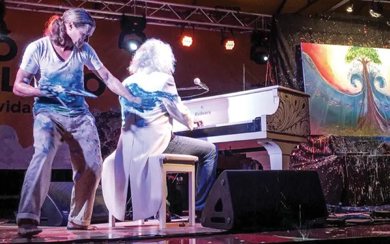 Carlos-Hiller-costa-rica-artist-performance-painitng-pianist